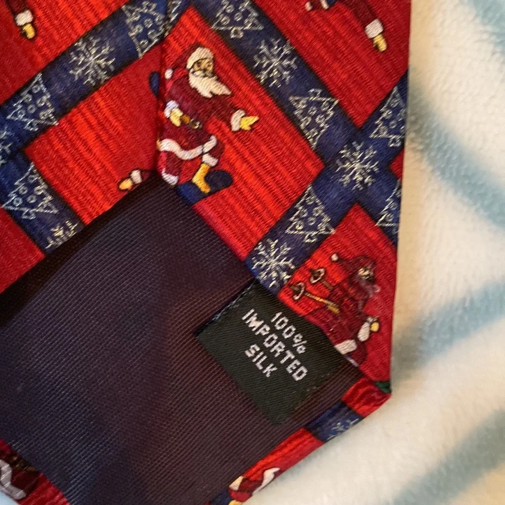 American Traditions child’s Christmas neck tie; 14” Long & 3” W; 100% silk; EUC
